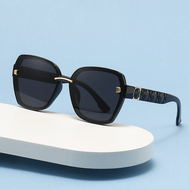 Ladies' sunglasses with a stylish, square frame and elegant details Bowlift