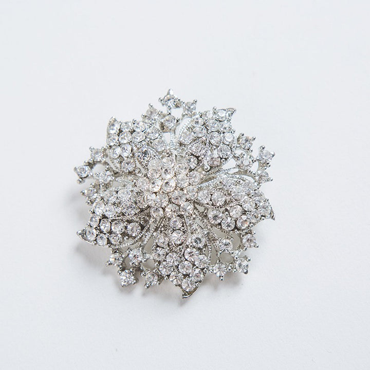 Glamorous brooch with crystals Bowlift