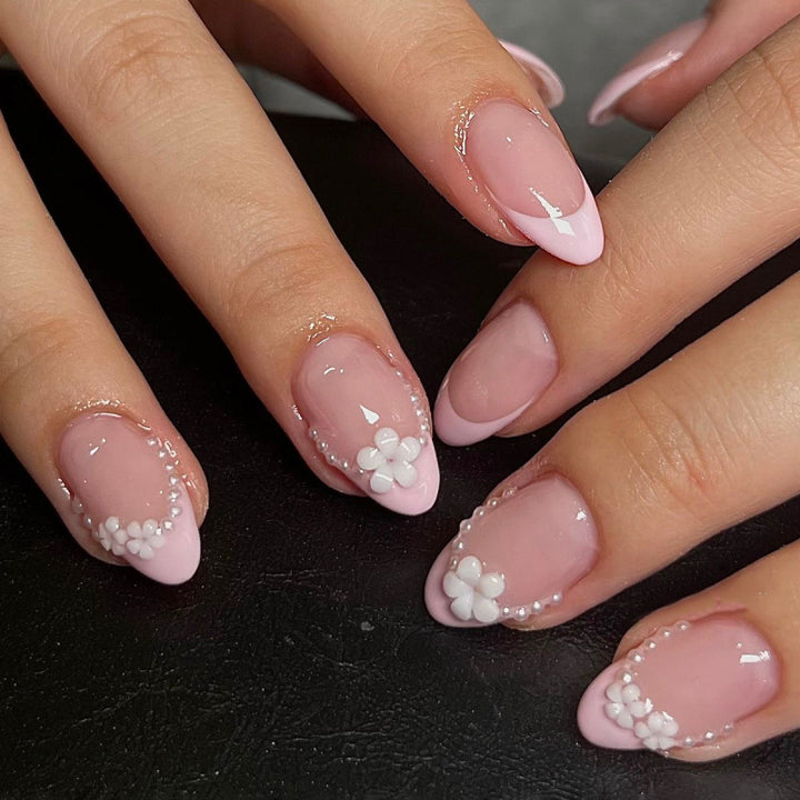 Artificial nail art with playful dots and bows Bowlift