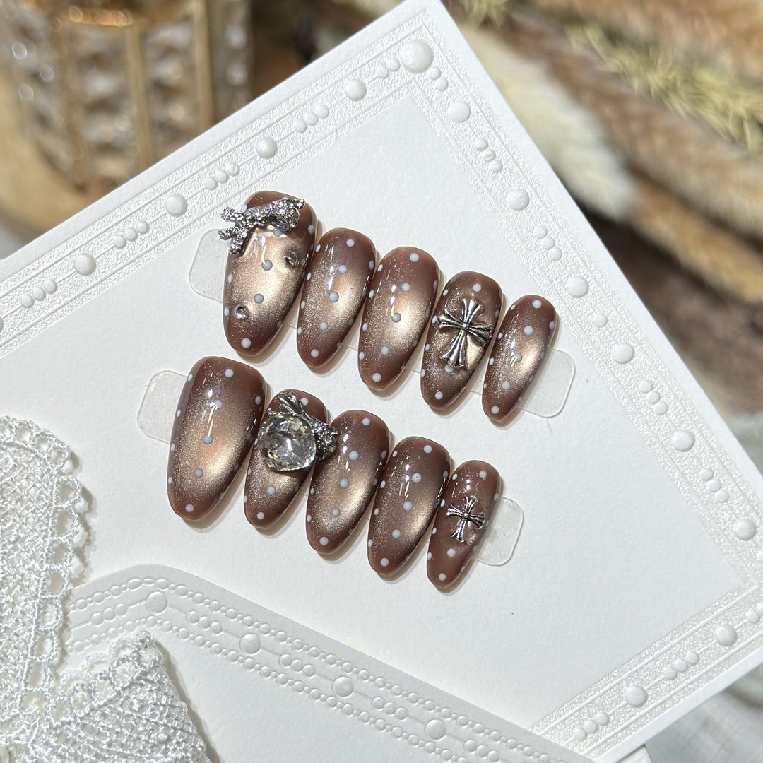 Elegant Press-On Nail Art Set with Distinctive Metallic Accents Bowlift