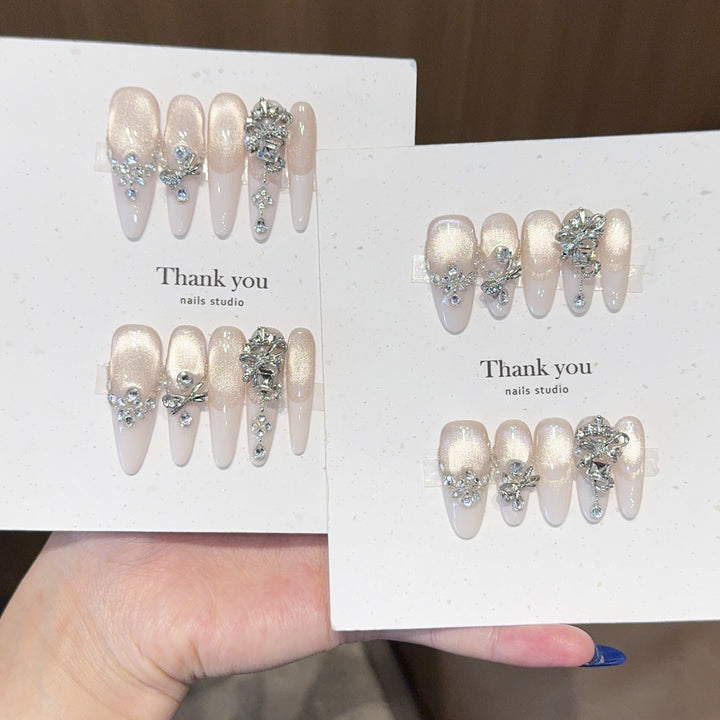 Elegant application of artificial nails Bowlift