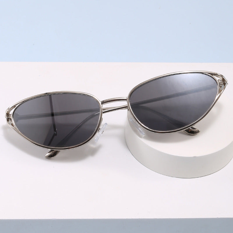 Trendy Cat-Eye Sunglasses with Metallic Frame Bowlift