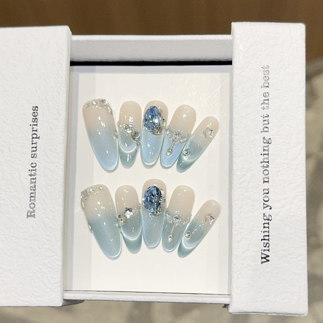 Nail set with Romantic Design and Glitter Elements Bowlift