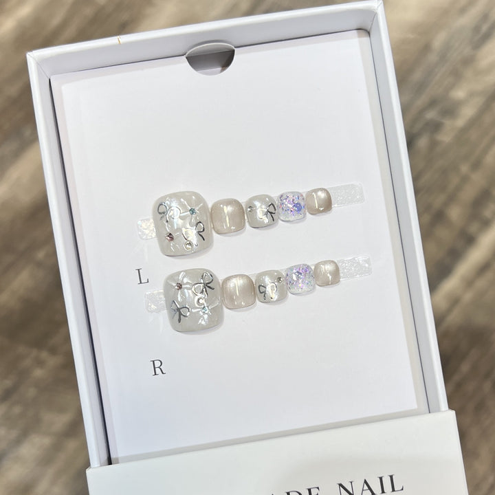 Artistic Press-On Nail Set with Glitter and Floral Design Bowlift