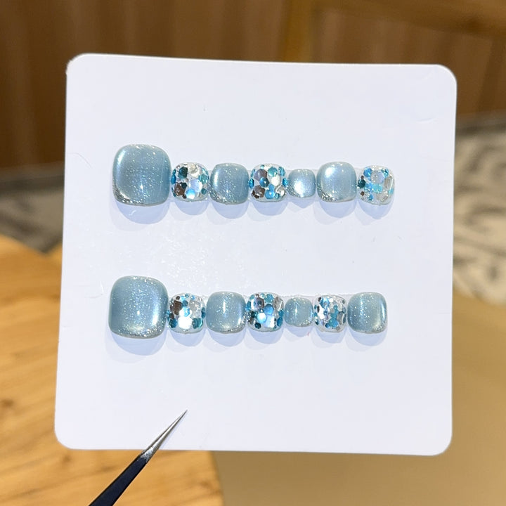 Glamorous artificial nails in the cool glitter design Bowlift