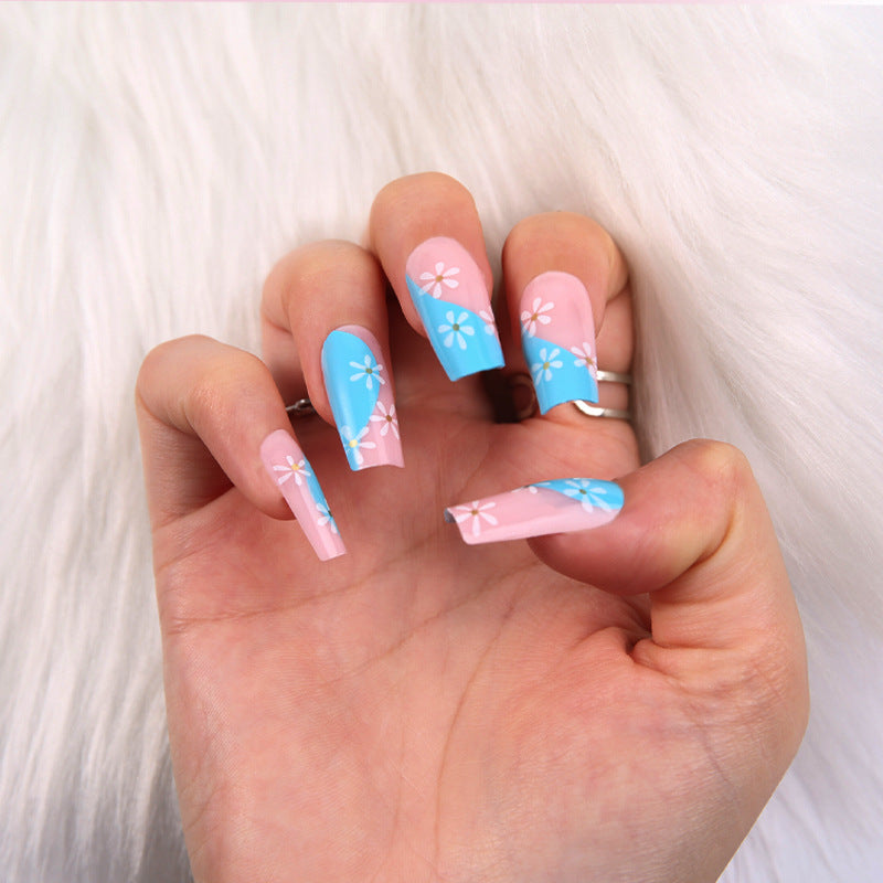 Artificial nails with delicate flower design Bowlift