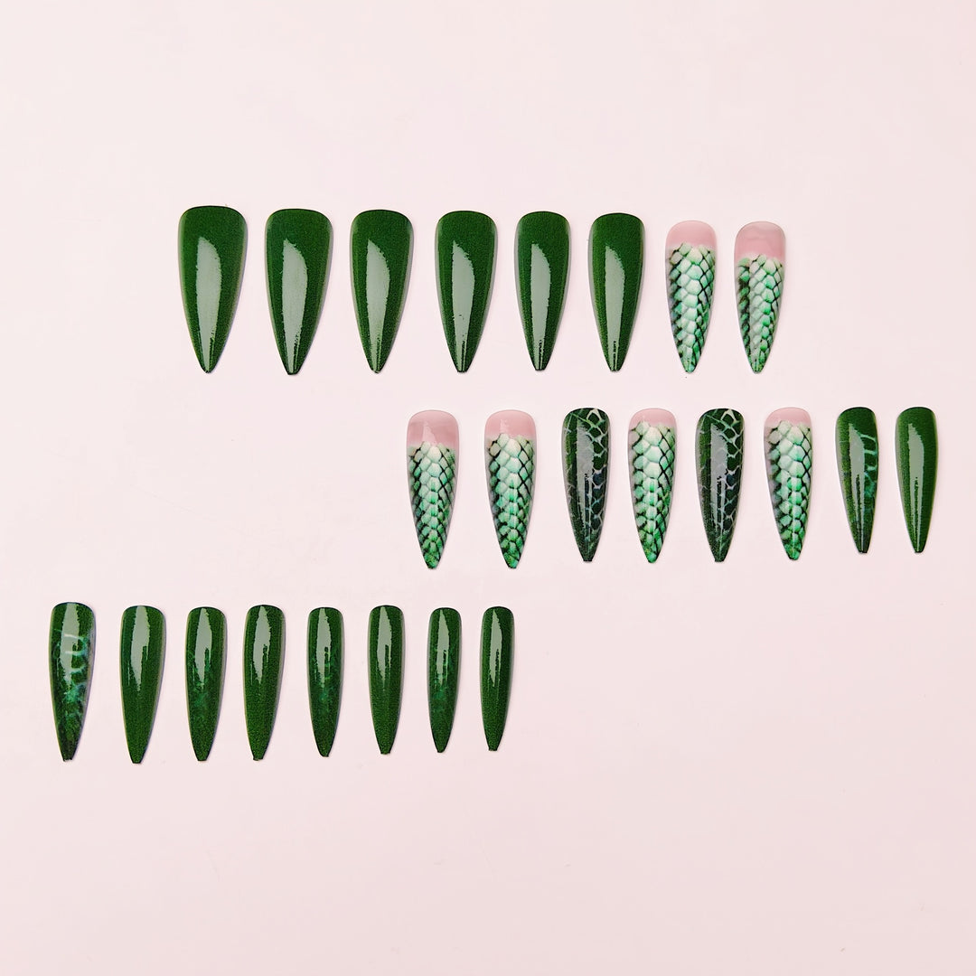 Artificial nails with shimmering snake skin pattern Bowlift