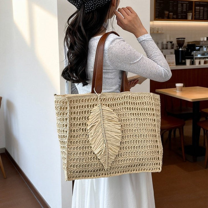 Handbag made of hand-woven natural material with decorative leaf shape design Bowlift