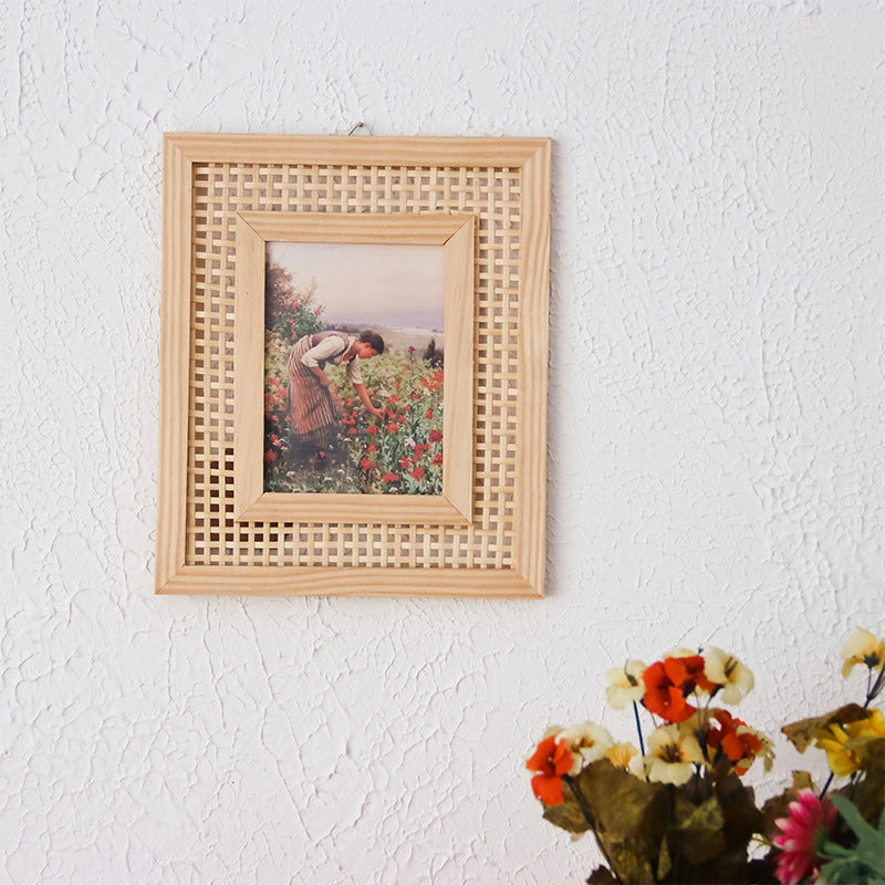 Artful picture frame in rattan design Bowlift