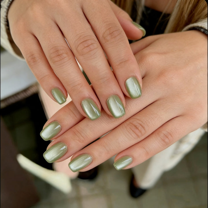Stylish artificial nails with elegant high-gloss finish Bowlift