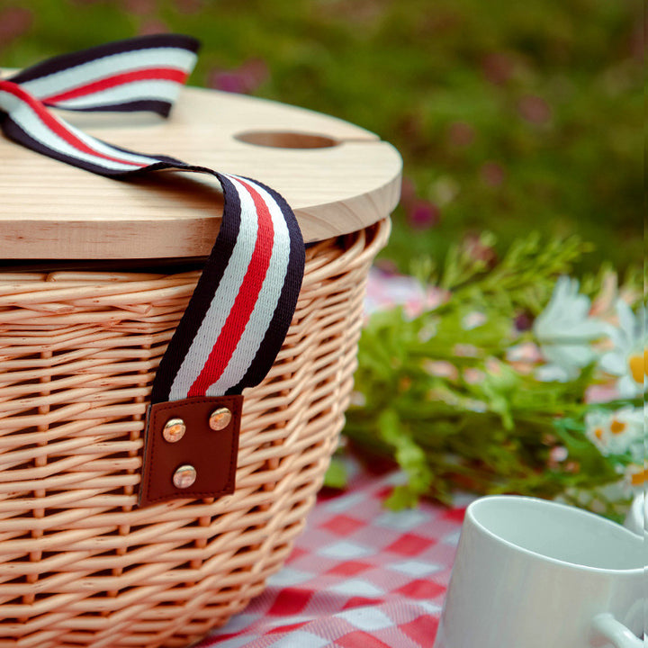 Exclusive basket with handles made of woven rattan Bowlift