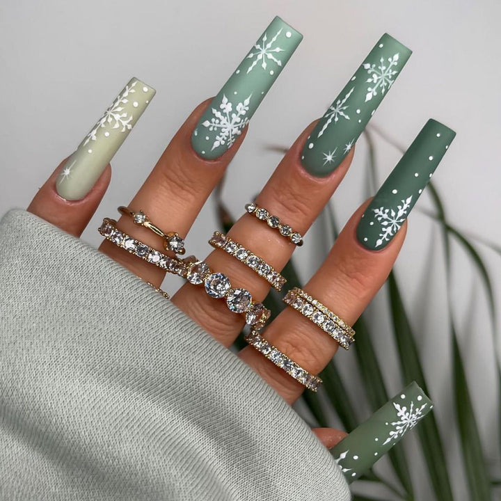 Decorative Press-On Nail Art Set with Elegant Floral and Shimmer Design Bowlift