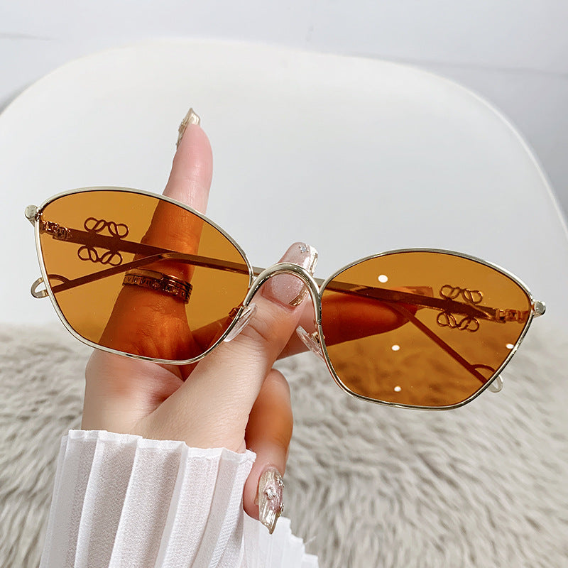 Women's fashionable Cat-Eye sunglasses with delicate metal frame Bowlift