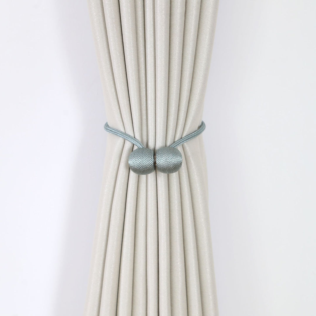 Decorative curtain tieback Bowlift