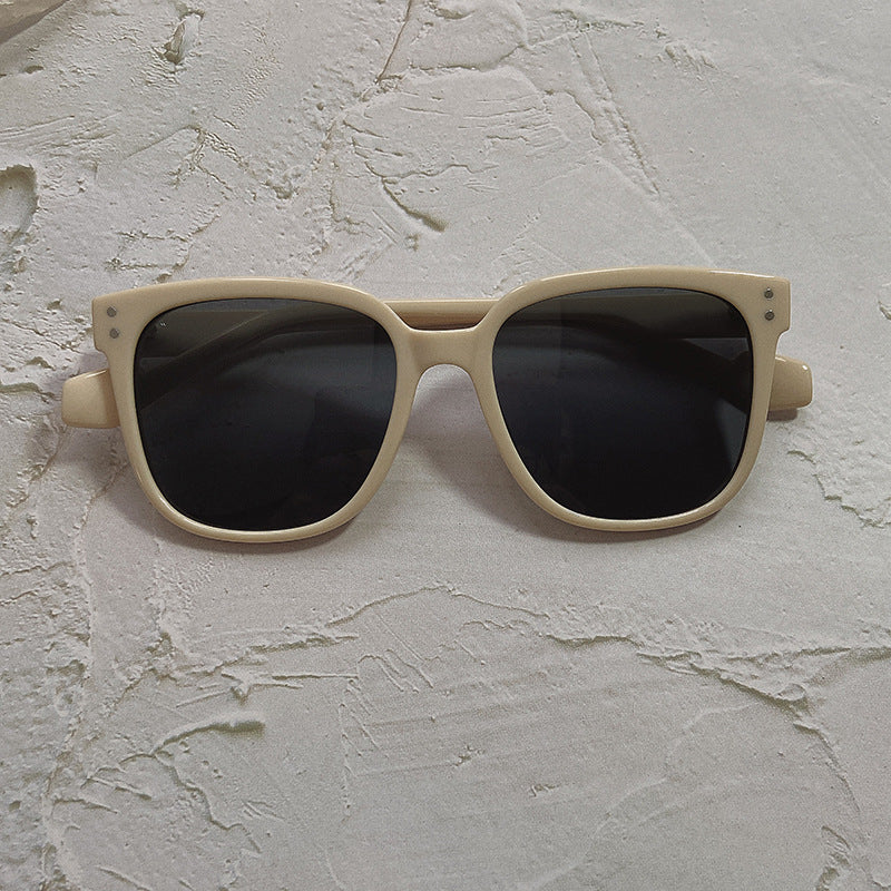 Fashionable Oversized Sunglasses in Contemporary Design Bowlift