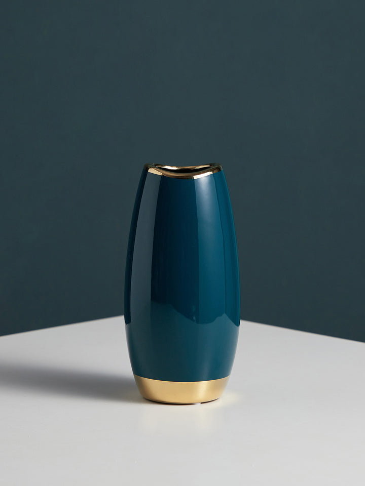 Elegant ceramic vase in modern design Bowlift