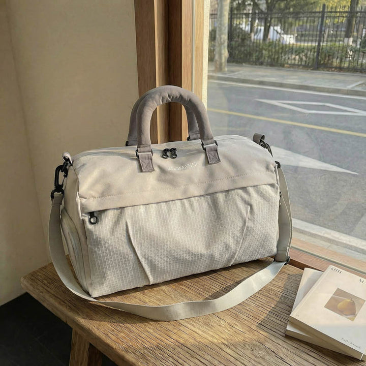 Sporty travel bag with padded carrying system and multiple compartments Bowlift