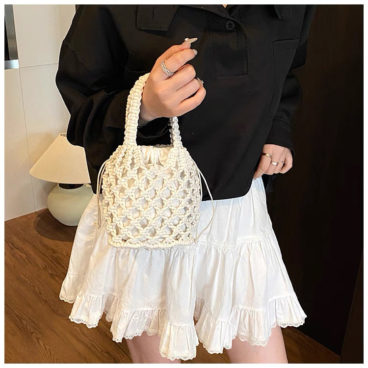 Fashionable handbag made of braided material Bowlift
