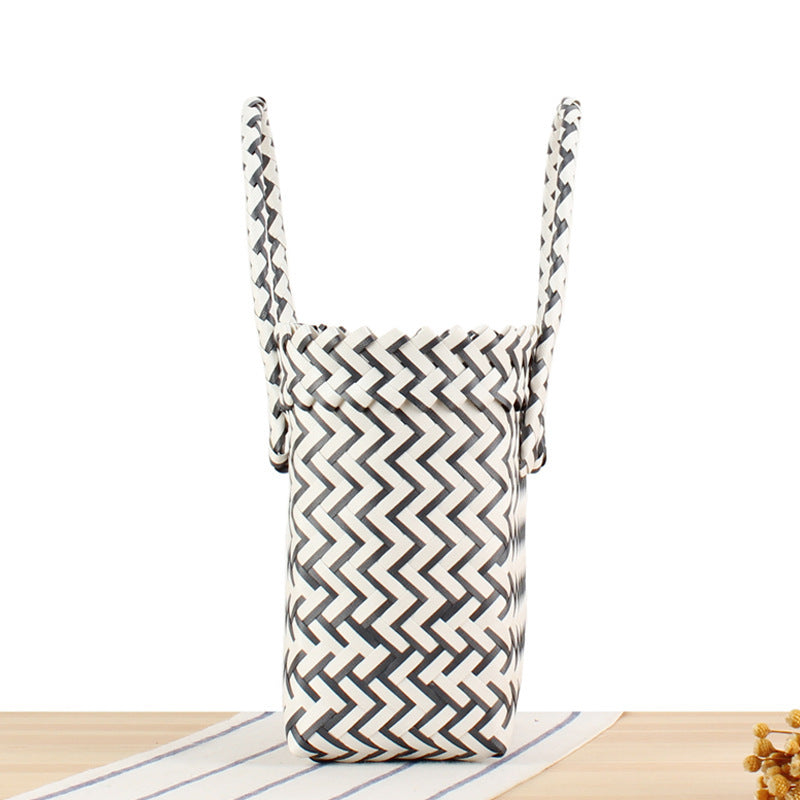 Practical shoulder bag with geometric pattern Bowlift