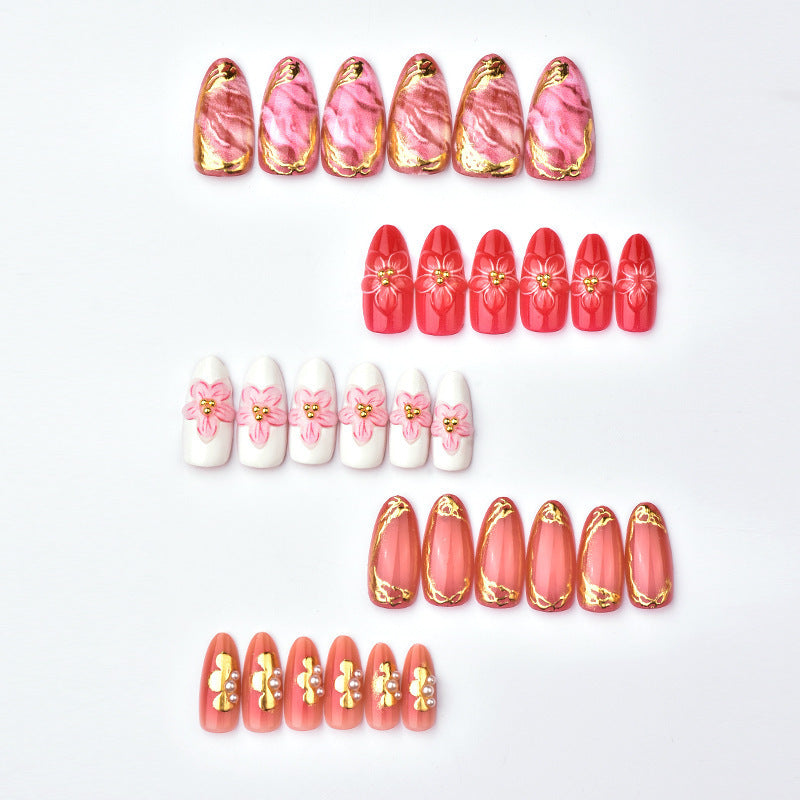 Artful nail tips with a floral touch Bowlift