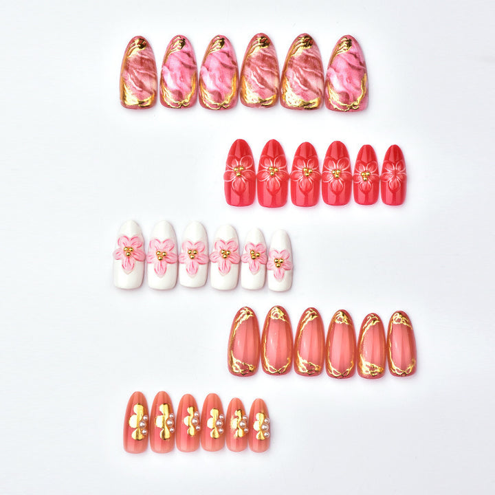 Artful nail tips with a floral touch Bowlift
