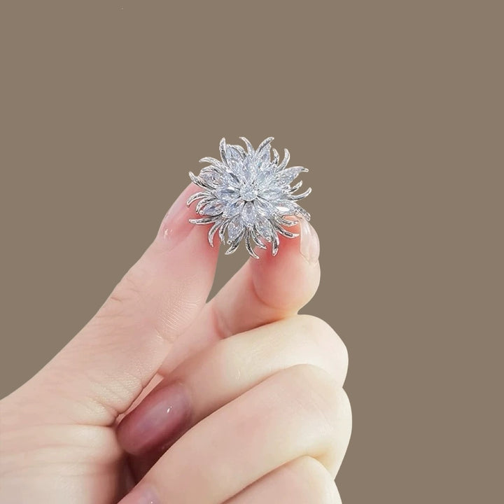 Elegant brooch with sparkling crystals Bowlift