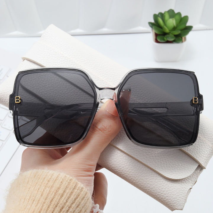 Women's fashionable oversized sunglasses with extravagant accents Bowlift