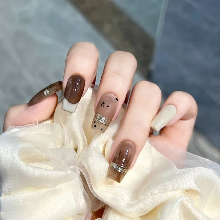 Trendy artificial nails with elegant metallic and gradient effects Bowlift