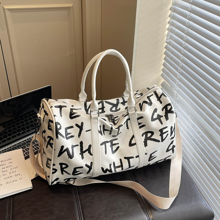 Sporty travel bag with innovative lettering Bowlift