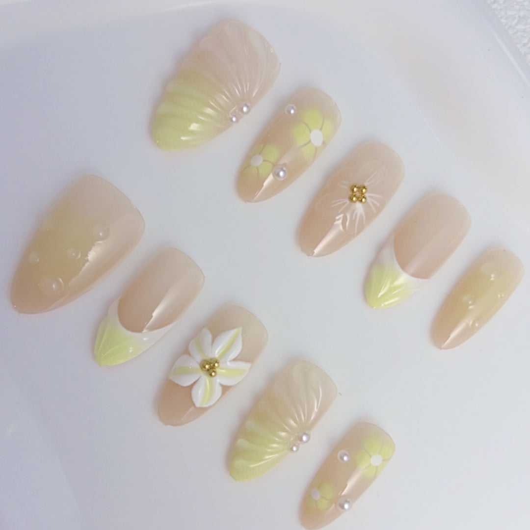 Elegant artificial nails with floral accents Bowlift