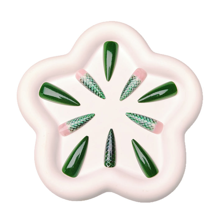 Artificial nails with shimmering snake skin pattern Bowlift