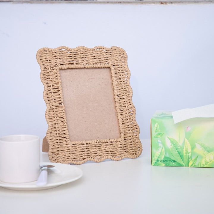 Playful picture frame in rattan style Bowlift