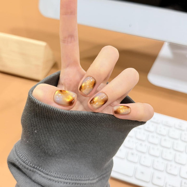 Artificial nails with noble metallic design Bowlift