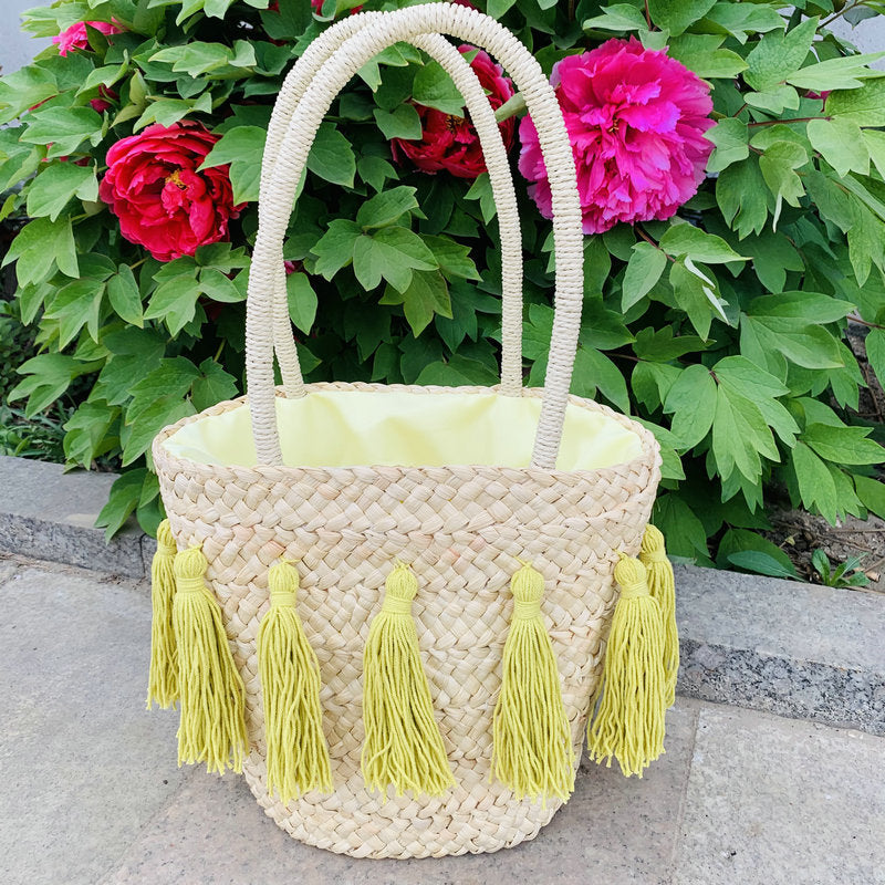 Trendy basket bag with tassels Bowlift