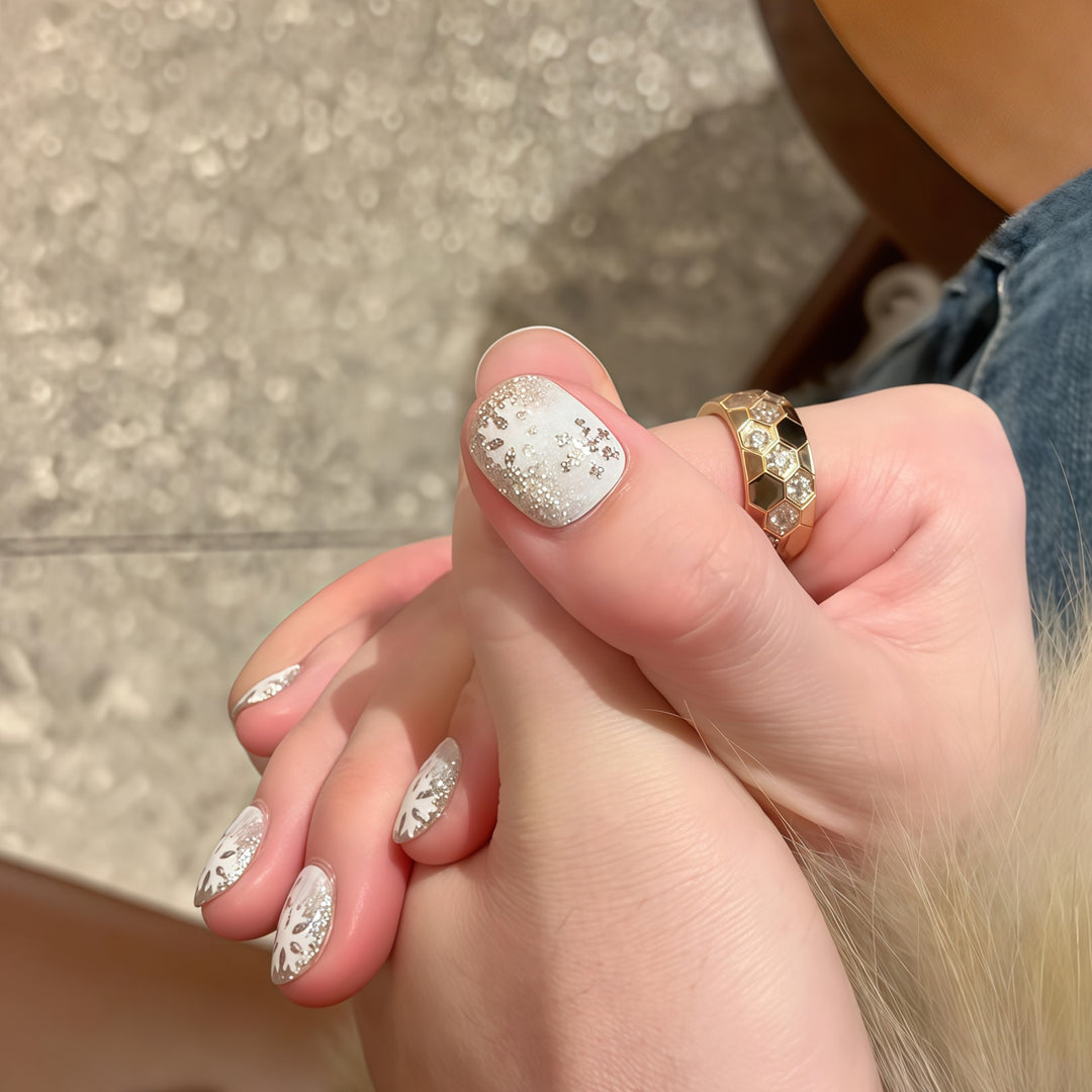 Artificial nails with winter snowflake design Bowlift