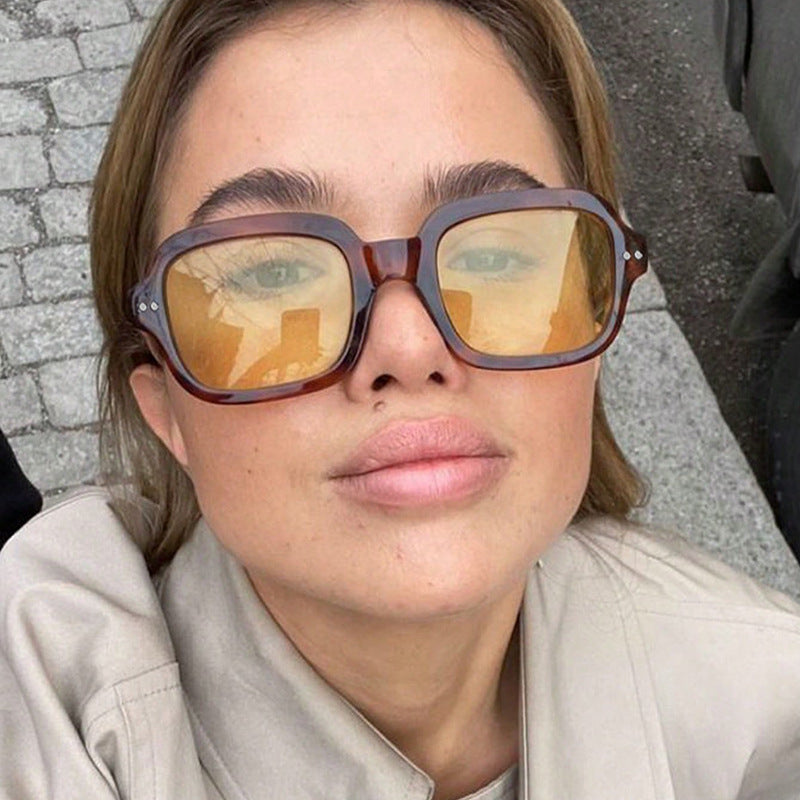Ladies modern square sunglasses with wide frame and elegant design Bowlift