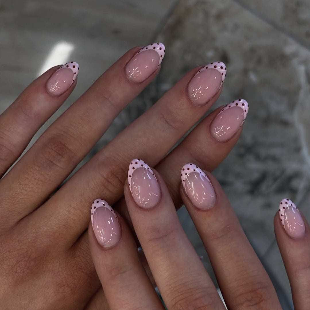 Artificial nail art with playful dots and bows Bowlift