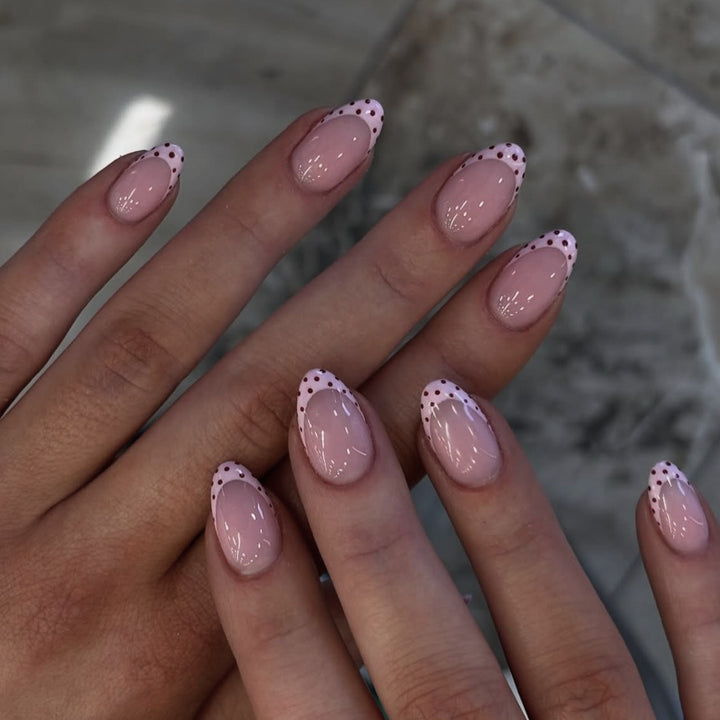 Artificial nail art with playful dots and bows Bowlift