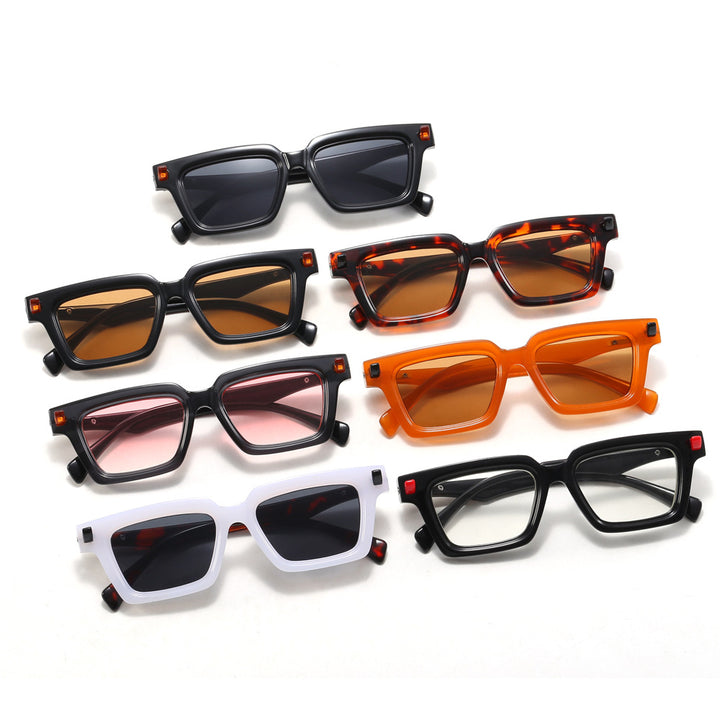 Women Vintage-inspired Sunglasses with Distinctive Frame Bowlift
