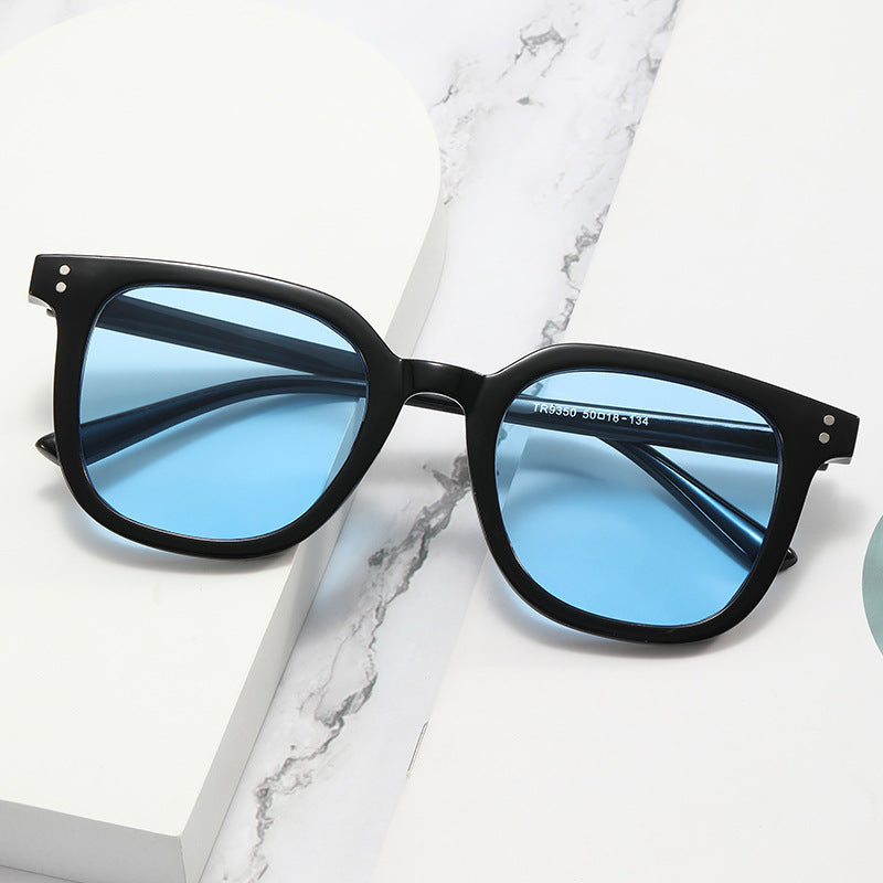 Ladies square designer glasses with thick frame and elegant profile Bowlift