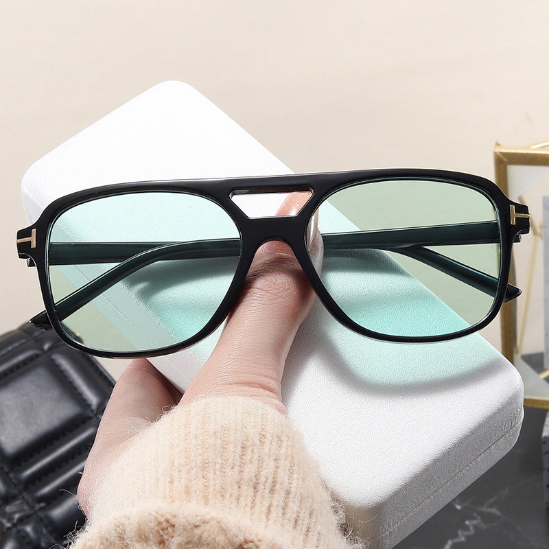 Women’s fashionable glasses with a fine frame and strict contours Bowlift