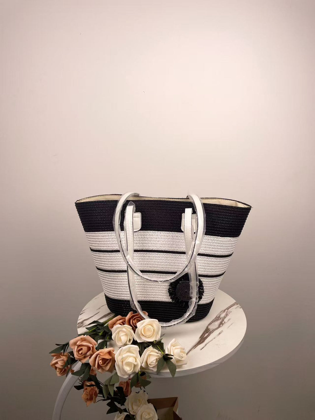 Elegant Beach Bag with Matching Sun Hat Bowlift
