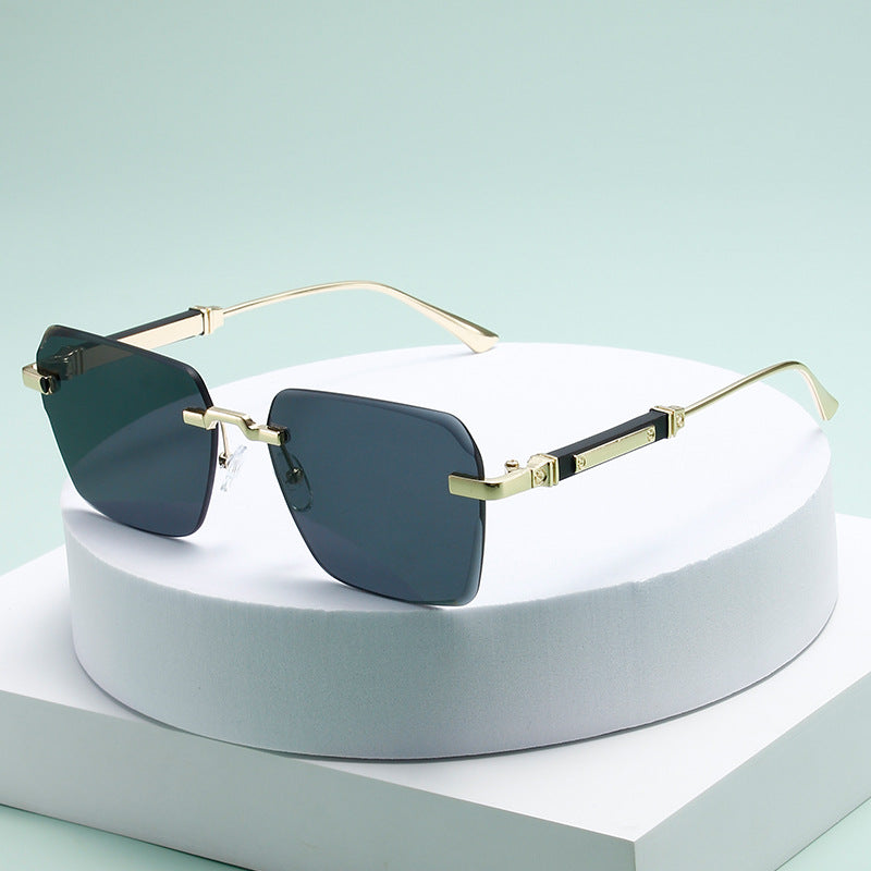 Women's fashion sunglasses with square frame and luxurious accents Bowlift