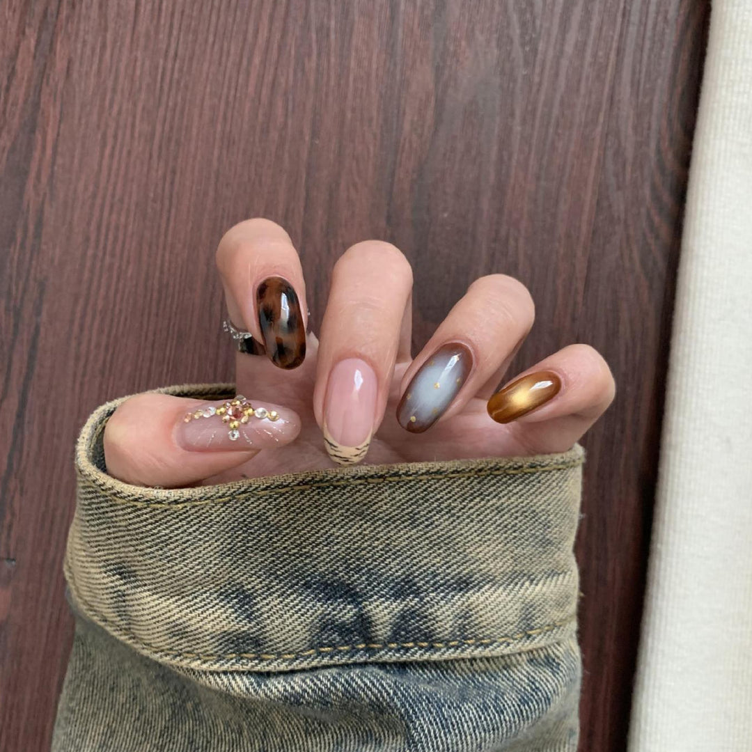 Artificial nail set with elegant patterns and glitter accents Bowlift