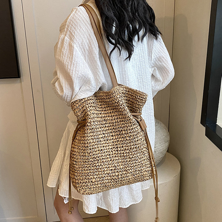 Casual straw bag with modern drawstring Bowlift