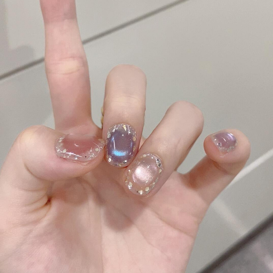 Artificial acrylic nails with shimmering effects and elegant glitter accents Bowlift