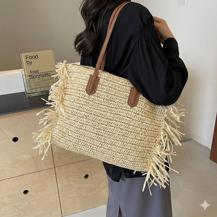 Stylish straw bag with fringed details Bowlift
