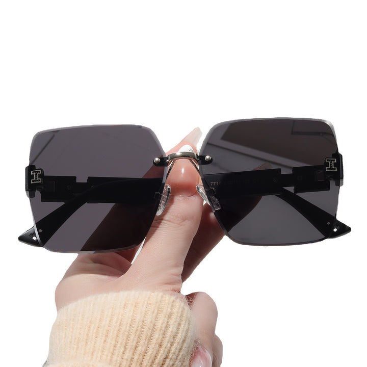Women's oversized square sunglasses with stylish accents Bowlift