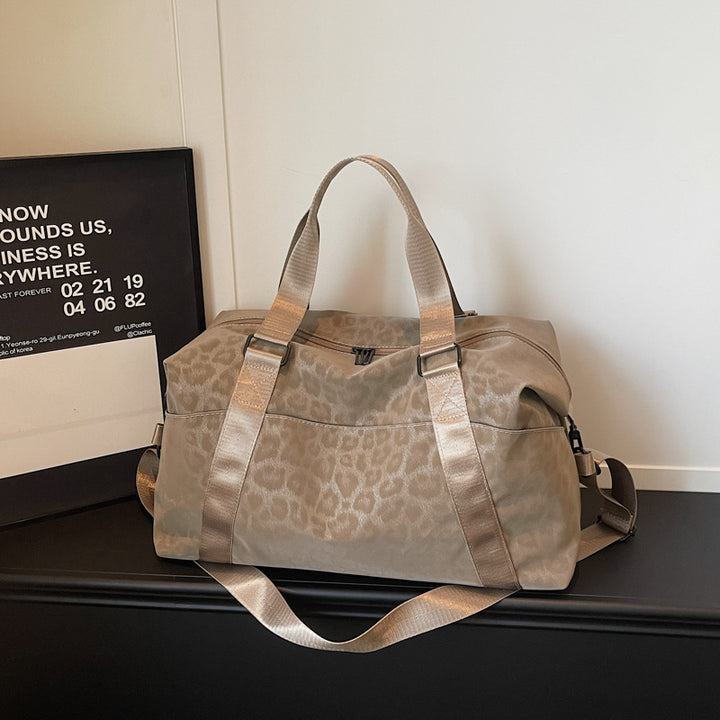 Sporty travel bag with structured upper material Bowlift