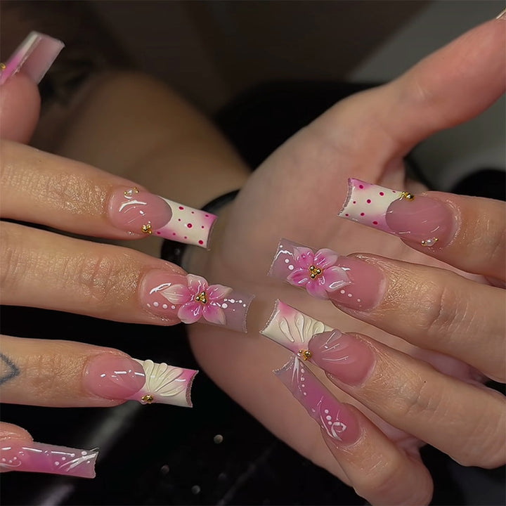 Nail art set with elegant floral motifs Bowlift